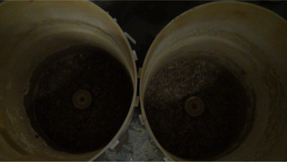 3周时间在蒸发器的塑料桶内也沉积大量水垢（尽管自动排污）